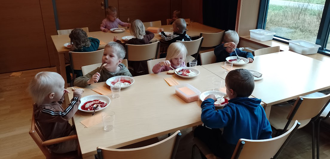 Lapset syövät riisipuuroa avoimen varhaiskasvatuksen kerhossa.