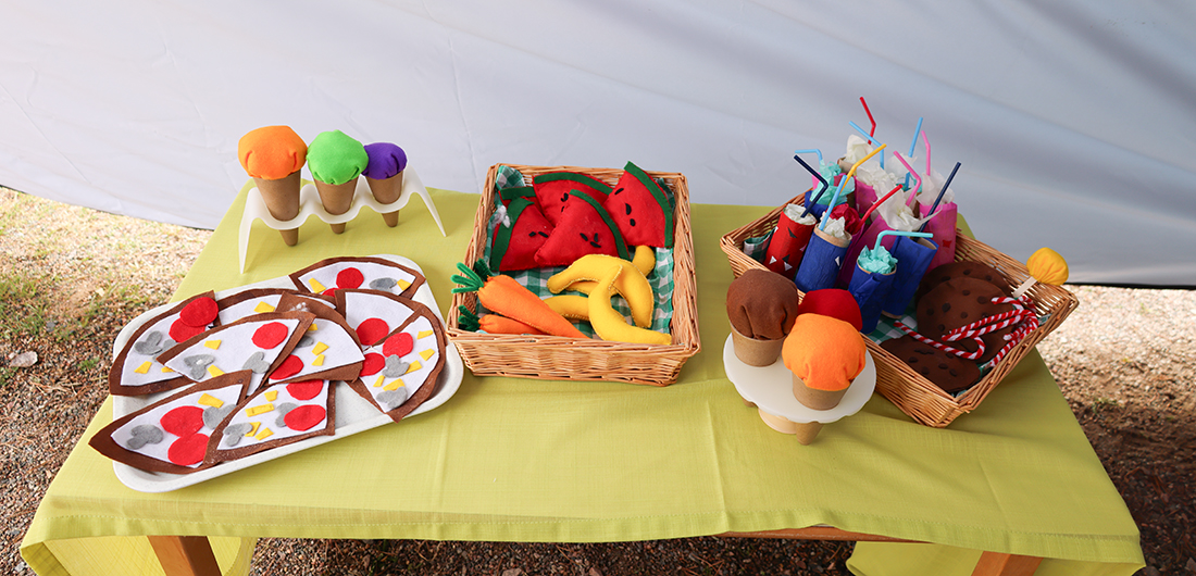 Askarrellut ruokatuotteet näyttelypöydällä.