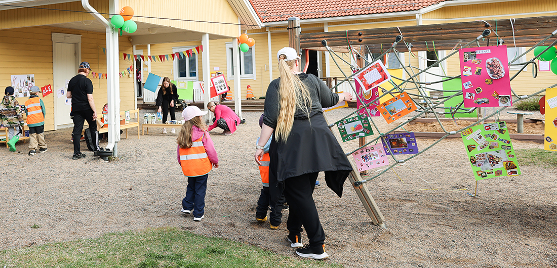 Ruokakasvatushankkeen näyttelypäivänä Tuomiaron päiväkodin pihalla oli paljon ihmisiä.