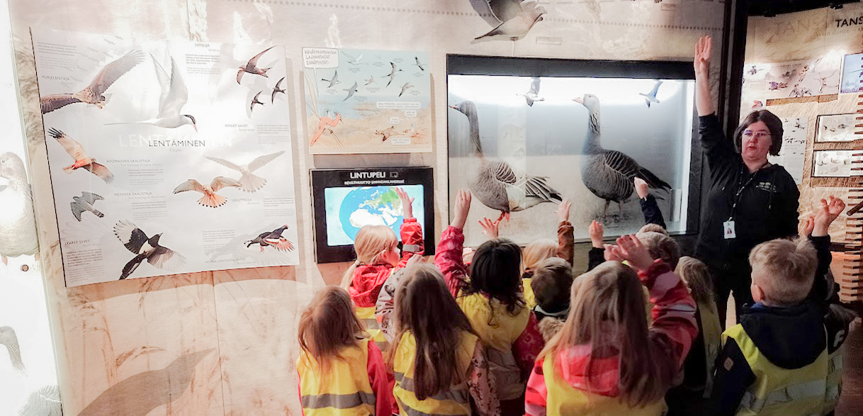 Päiväkotiryhmä Liminganlahden luontokeskuksen näyttelyssä.