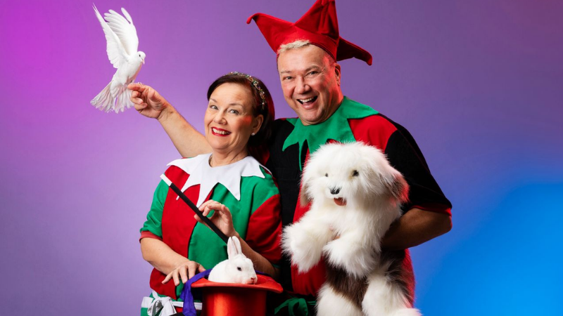 Simo-taikuri ja Kirsti kyyhkyn, lelukoiran ja hatusta kurkistavan kanin ympäröiminä.