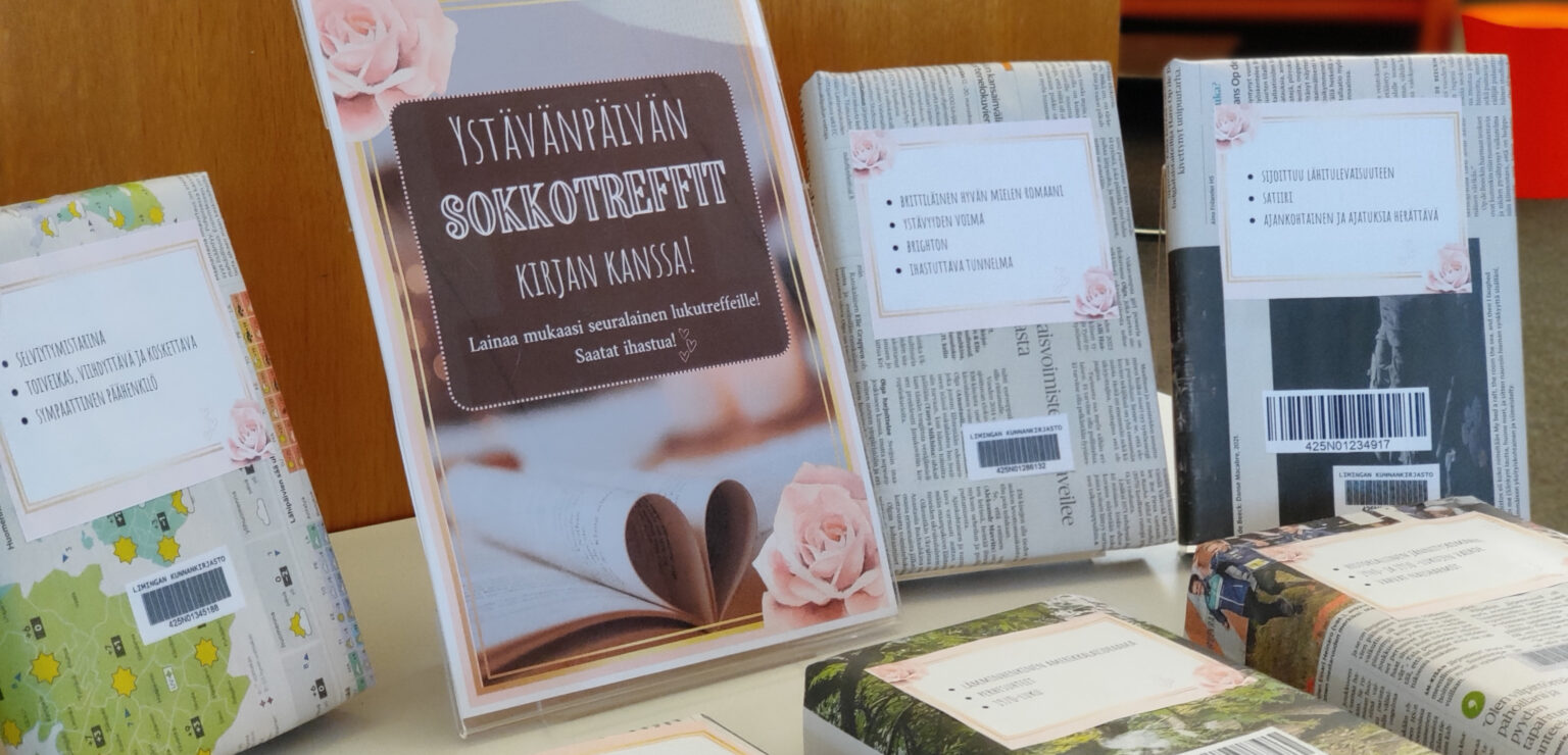Sokkotreffikirjoja sanomalehteen käärittynä.