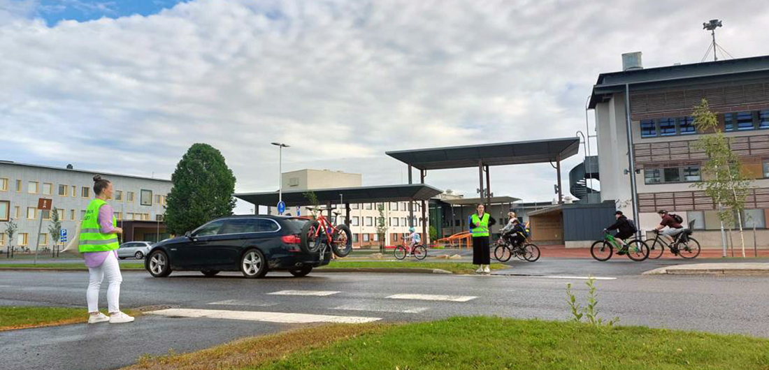 Suojatievahdit valvovat suojatietä Limingan keskustassa.