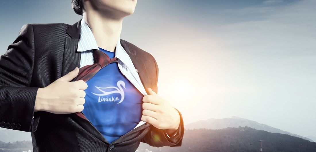 Supermieshahmo, jonka rinnassa on Liminka-logo