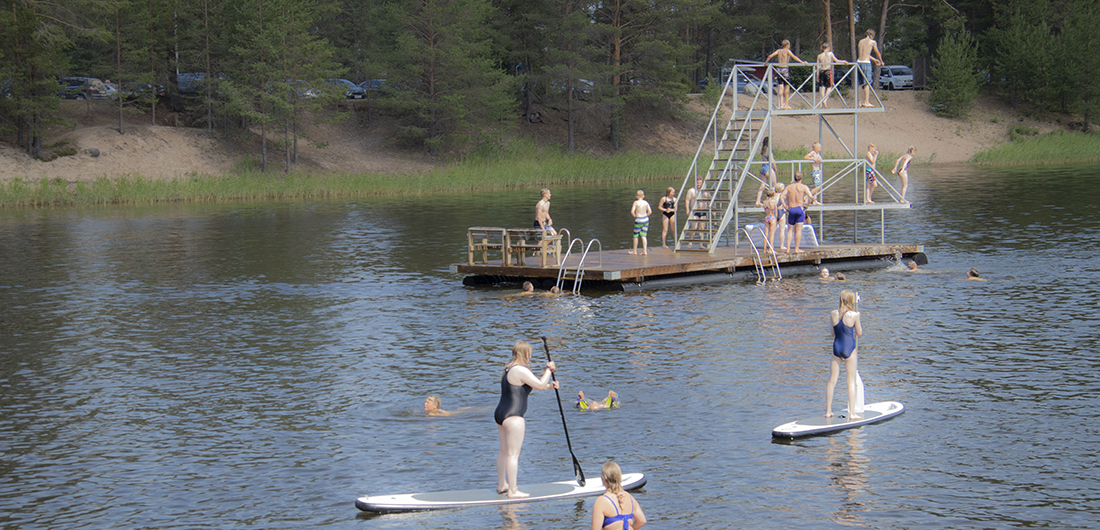 Lapsia ja nuoria Rantakylän uimamontulla