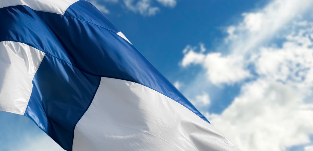 Suruliputus sinitaivasta vasten.