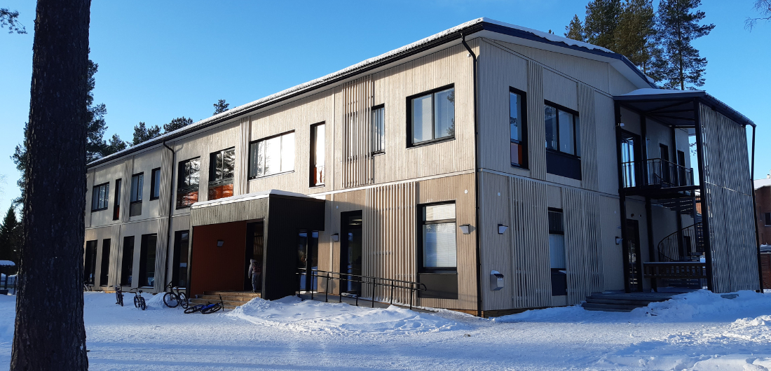 Taikatalo ulkoa päin talvella.