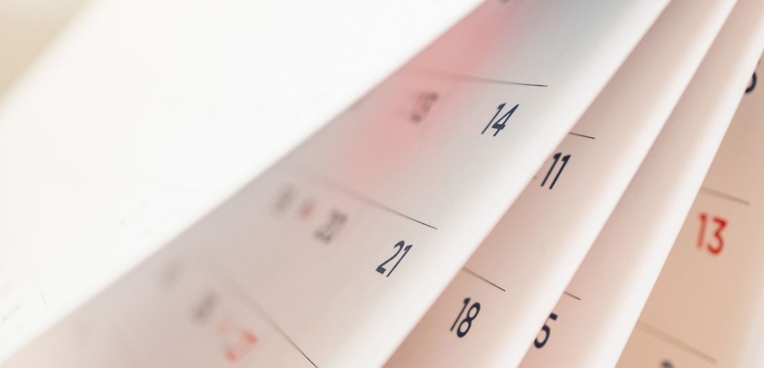 Paperisen kalenterin sivut.