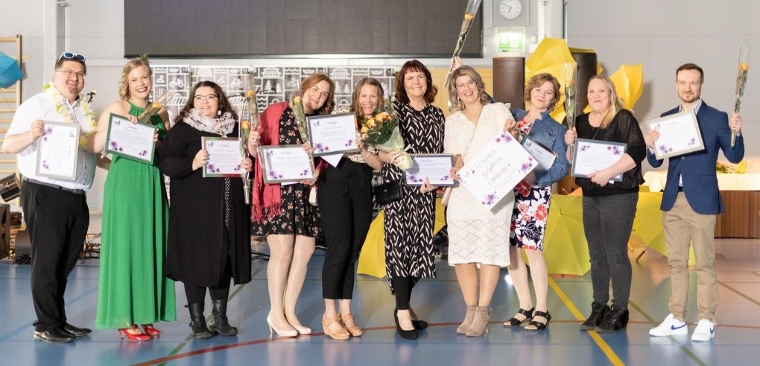 Työyhteisötoimikunnan palkitseman Limingan kunnan työntekijät seisovat palkittuina rivissä.