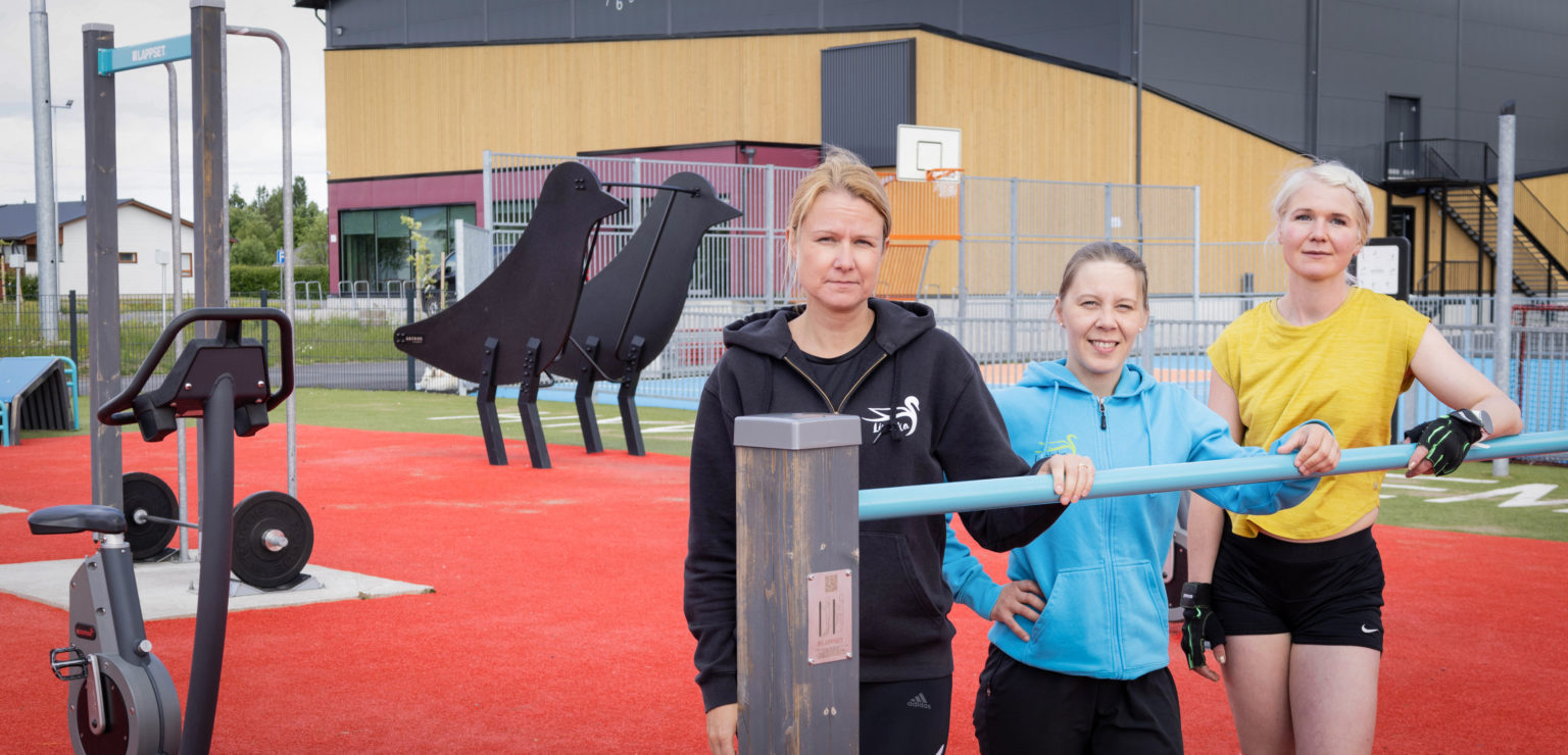 Irina Heikkinen, Hanna Koskinen ja Anne-Mari Ehrola Krankka-areenan edessä olevalla ulkokuntosalilla.