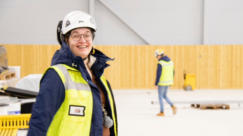 Rakennusinsinööri Silja Syri työmaakäynnillä Limingan urheiluhallilla.