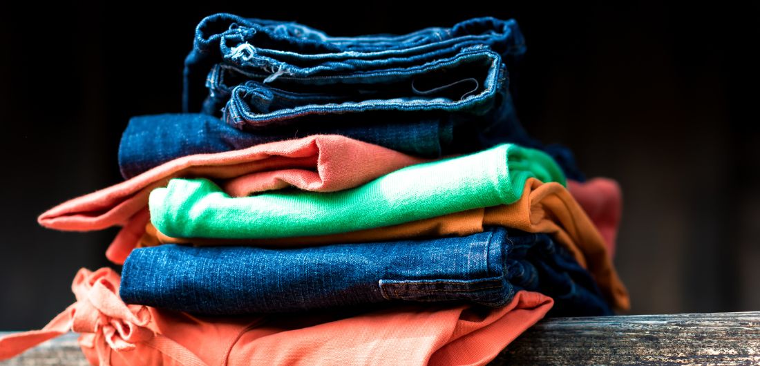 Pino laskostettuja vaatteita.