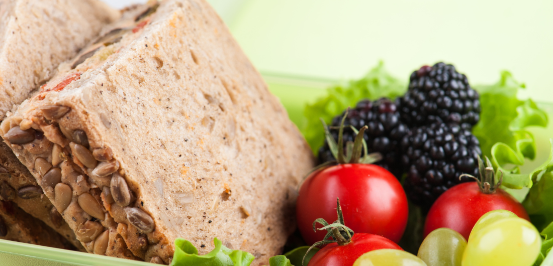 Leipä, tomaatti ja marjoja eväsrasiassa.