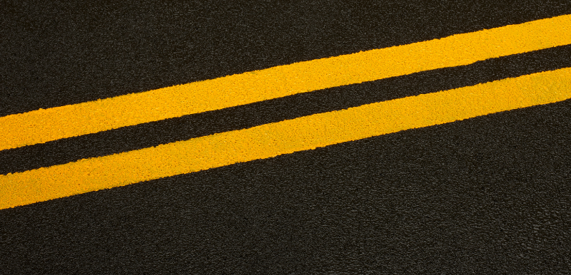 Maantien keltainen keskiviiva.