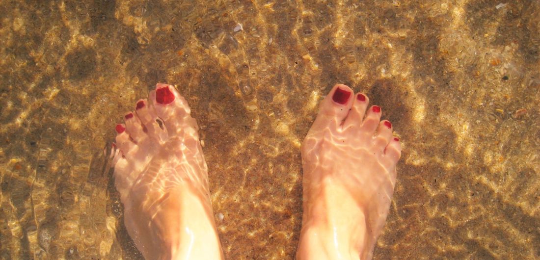 Varpaat rantavedessä.