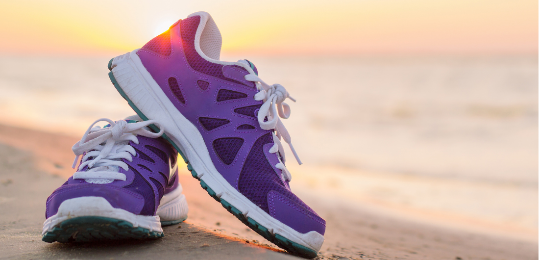 Lenkkitossut hiekkarannalla,