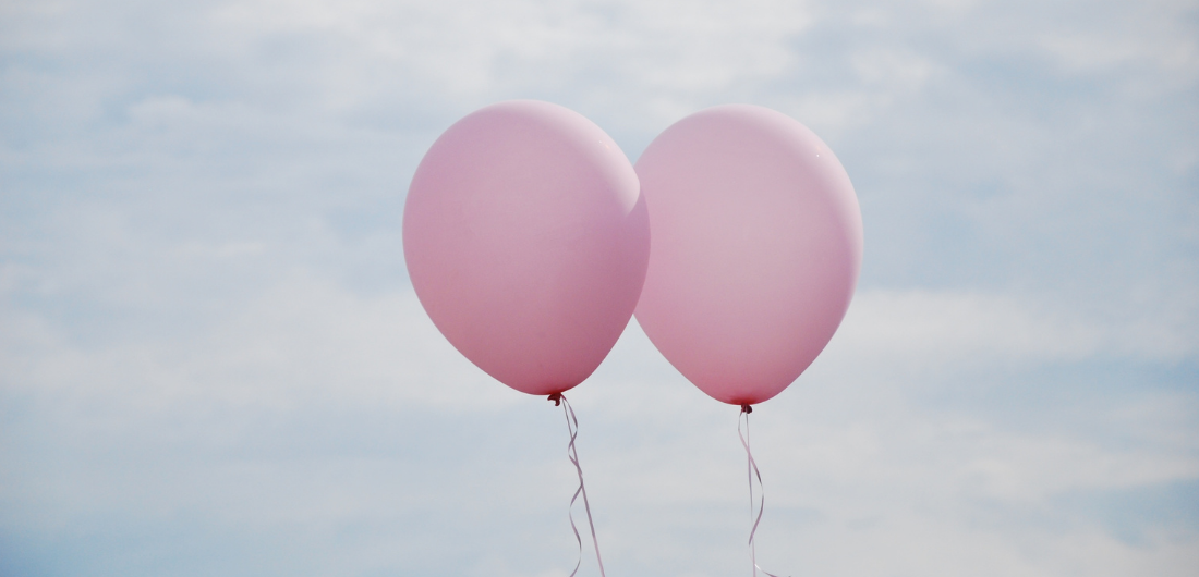 Kaksi vaaleanpunaista ilmapalloa.