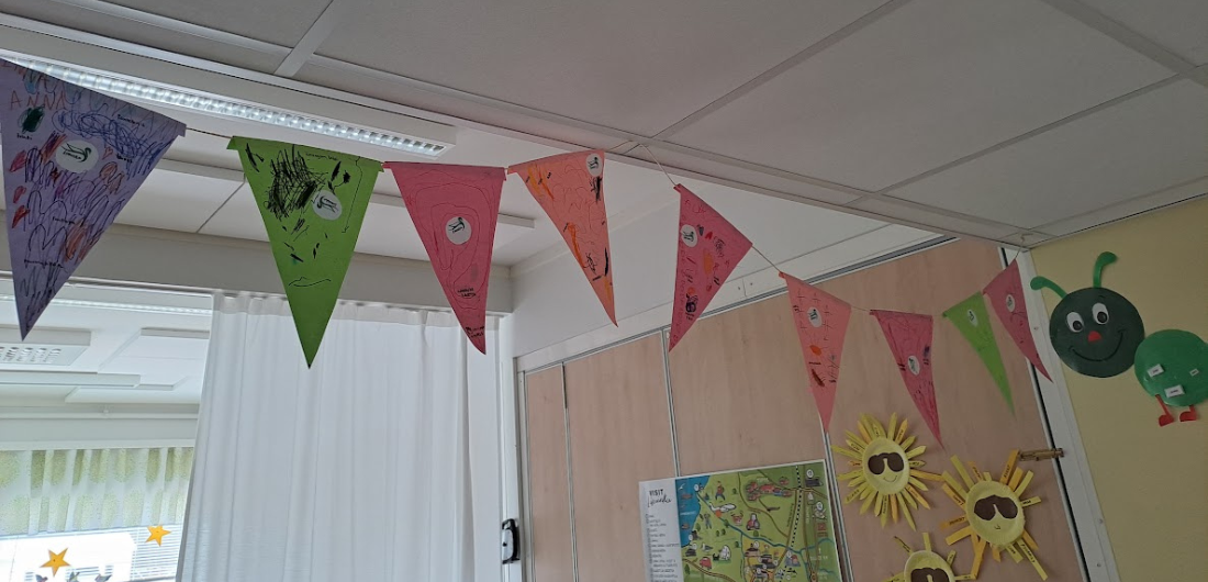 Päiväkodilla esillä olevissa viireissä on lasten Liminkaan liittämää kuvitusta.