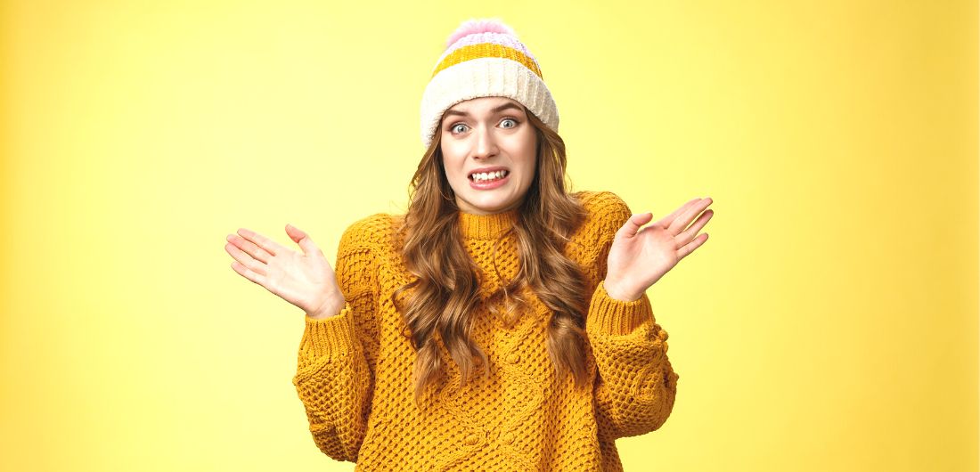 Hämmentynyt nainen levittelee käsiään